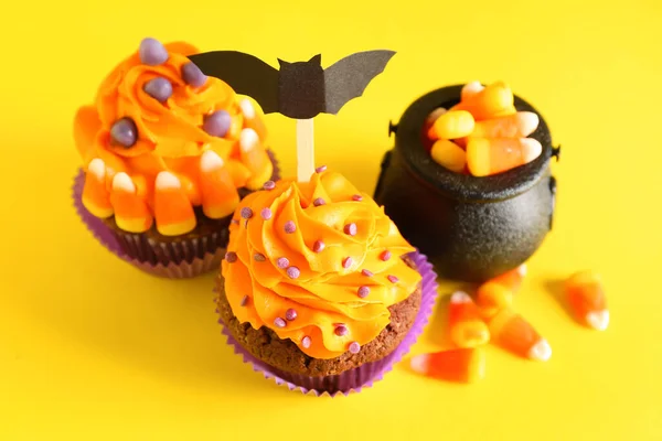 Tasty Halloween Cupcakes Cauldron Candy Corns Yellow Background — Stock Photo, Image