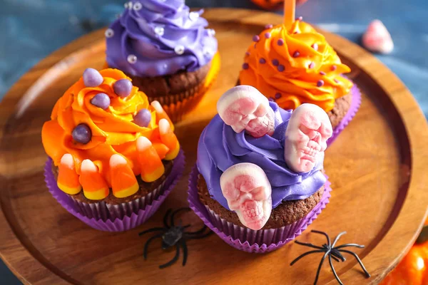 Stojan Chutnými Halloween Cupcakes Grunge Pozadí Detailní Záběr — Stock fotografie