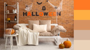 Cadılar Bayramı için dekore edilmiş oturma odasının içi. Farklı renk desenleri