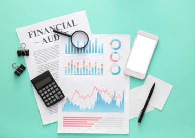 İş çizelgeleri, cep telefonu ve yeşil arka planda kırtasiye