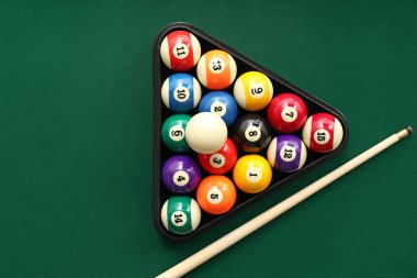 Üçgen şeklinde bilardo topları ve masada ıstaka
