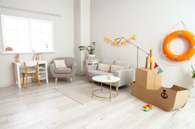 Oyuncak karton gemiyle dolu çocuk odasının içi.