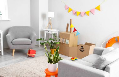 Oyuncak karton gemiyle dolu çocuk odasının içi.