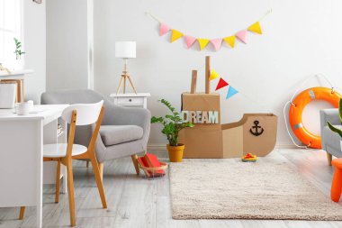 Oyuncak karton gemiyle dolu çocuk odasının içi.