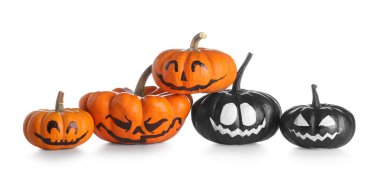 Beyaz arka planda çizilmiş Cadılar Bayramı balkabakları