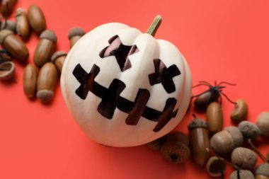 Cadılar Bayramı balkabağı ve arka planda meşe palamudu kompozisyonu, yakın plan