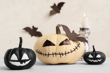 Işık masasında yüzleri çizilmiş Cadılar Bayramı balkabakları