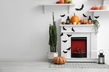 Cadılar Bayramı için şömine ve raflarla dekore edilmiş oturma odasının içi.