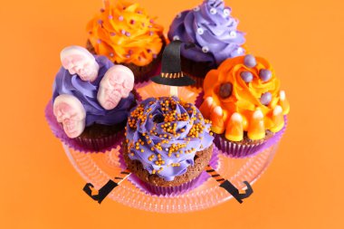 Turuncu arka planda leziz Cadılar Bayramı çörekleri, yakın plan