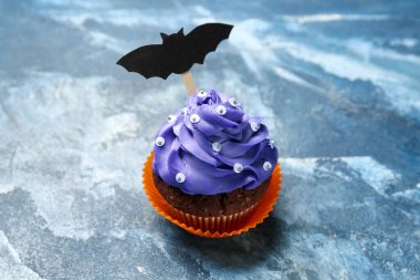 Lezzetli cadılar bayramı keki, arka planda kağıt yarasa.