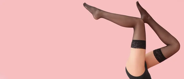 Ноги Красивої Молодої Жінки Чорних Панчохах Рожевому Фоні Простором Тексту — стокове фото