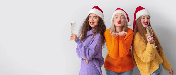 Hermosas Mujeres Jóvenes Los Sombreros Santa Beber Champán Sobre Fondo —  Fotos de Stock