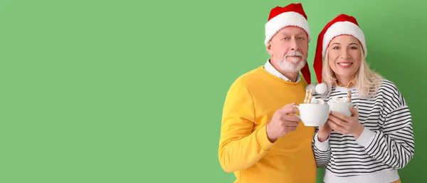 Glad Mogen Par Santa Hattar Och Med Varm Choklad Grön — Stockfoto