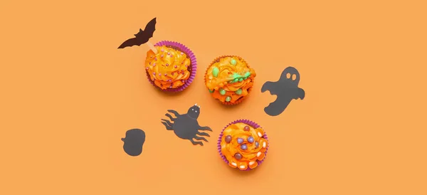 Sabrosos Cupcakes Halloween Decoración Sobre Fondo Naranja Vista Superior — Foto de Stock