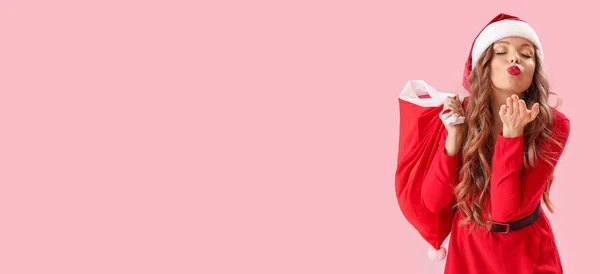 Sexy Junge Frau Weihnachtsmannkostüm Weht Kuss Auf Rosa Hintergrund Mit — Stockfoto