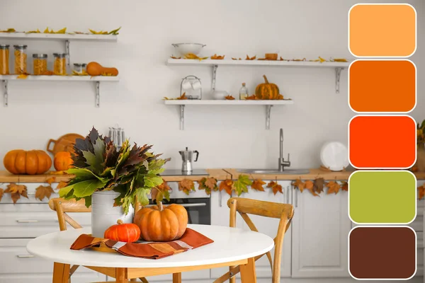 Váza Podzimními Listy Čerstvými Dýněmi Stole Kuchyni Různé Vzory Barev — Stock fotografie