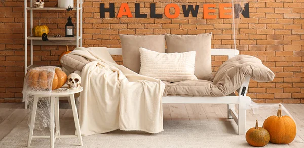 Interieur Des Wohnzimmers Mit Couch Tisch Und Kürbissen Halloween Feier — Stockfoto