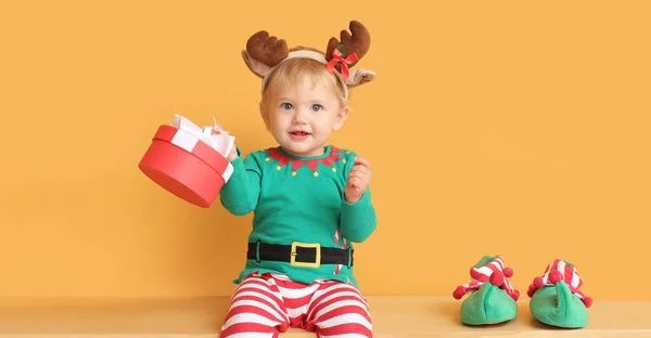 Niedliches Kleines Baby Elfenkostüm Und Mit Weihnachtsgeschenk Auf Orangefarbenem Hintergrund — Stockfoto