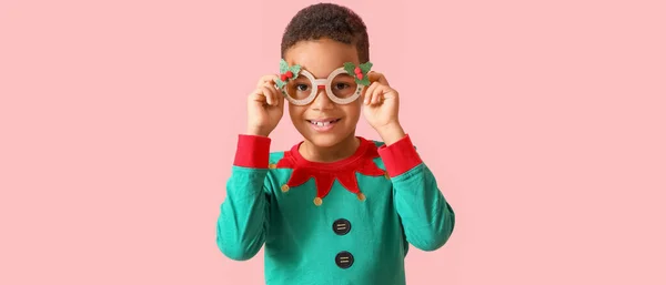 身穿粉色背景圣诞服装的非洲裔小男孩 — 图库照片