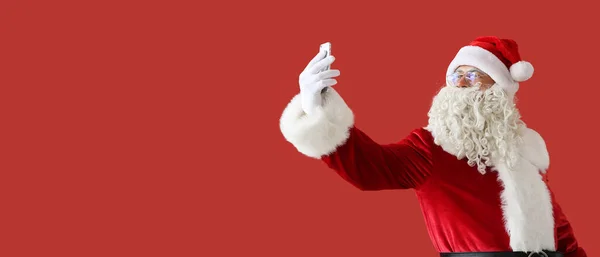 Porträt Des Weihnachtsmannes Mit Handy Beim Selfie Auf Rotem Hintergrund — Stockfoto