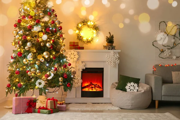 Εσωτερικό Του Σύγχρονου Σαλονιού Όμορφο Χριστουγεννιάτικο Δέντρο Δώρα Και Τζάκι — Φωτογραφία Αρχείου