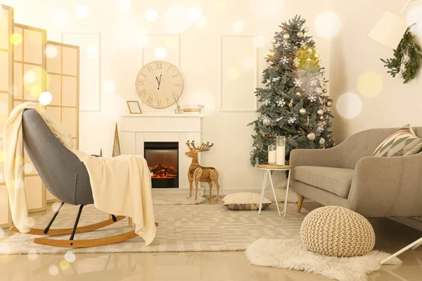 暖炉の近くにクリスマスツリーとトナカイと光のリビングルームのインテリア — ストック写真