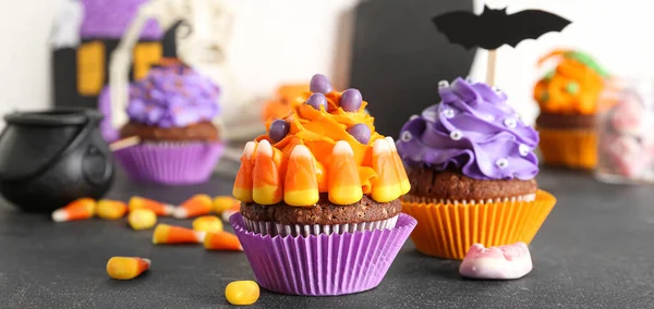 Smaczne Babeczki Halloween Słodyczami Stole — Zdjęcie stockowe