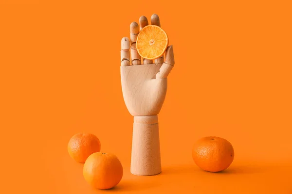 Wooden Hand Mandarin Slice Orange Background — Stock Photo, Image