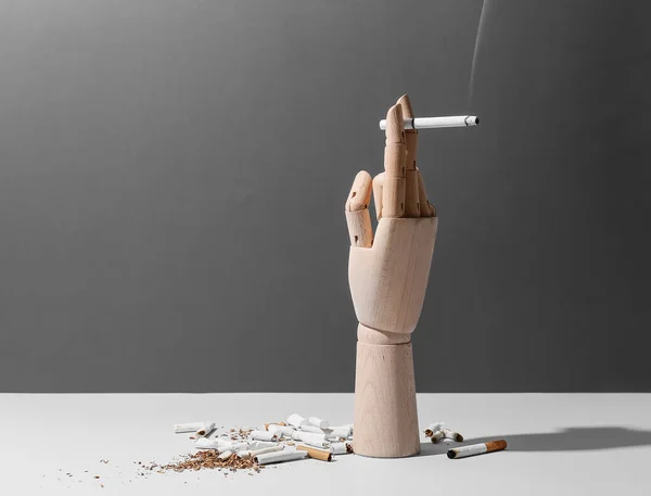 Dřevěná Ruka Cigaretou Šedém Pozadí — Stock fotografie