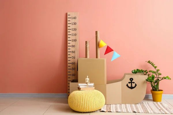 粉红墙壁附近装有玩具纸船的儿童房内 — 图库照片