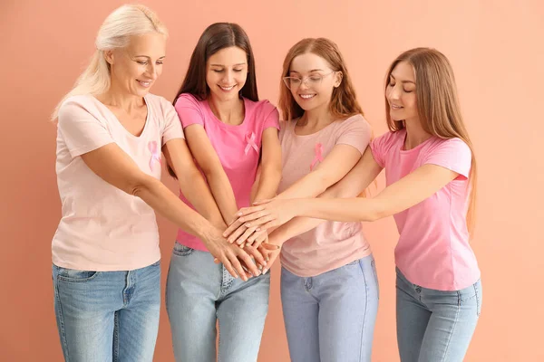 Vackra Kvinnor Med Rosa Medvetenhet Band Sätta Händerna Tillsammans Färg — Stockfoto