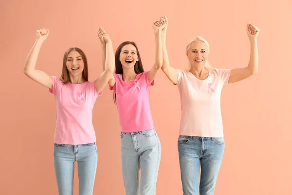 Šťastné Ženy Růžové Uvědomění Stuhy Barevném Pozadí Koncept Karcinomu Prsu — Stock fotografie