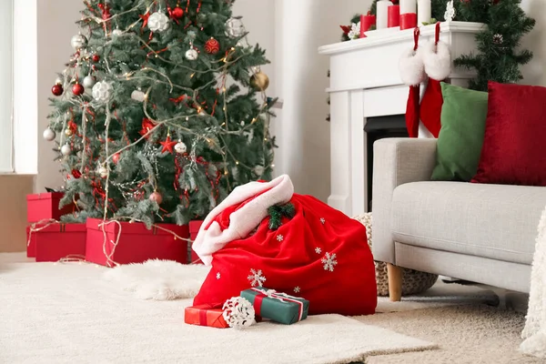 Kerstman Tas Met Cadeautjes Woonkamer Kerstavond — Stockfoto