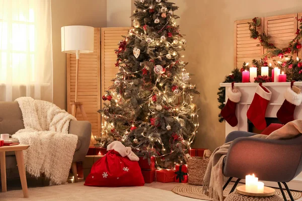 有圣诞老人提包和圣诞树的客厅的内部 — 图库照片