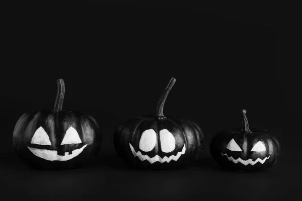 Halloween Sütőtök Rajzolt Arcok Sötét Háttér — Stock Fotó