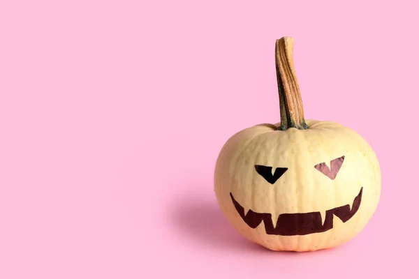 Citrouille Halloween Avec Visage Dessiné Sur Fond Rose — Photo