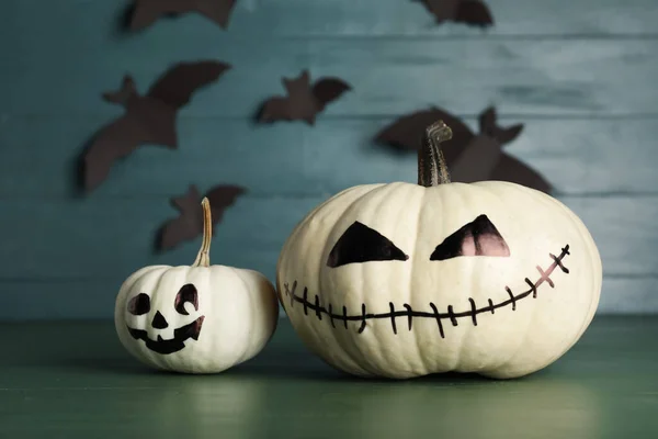 Zucche Halloween Con Facce Disegnate Sul Tavolo Legno Colori — Foto Stock