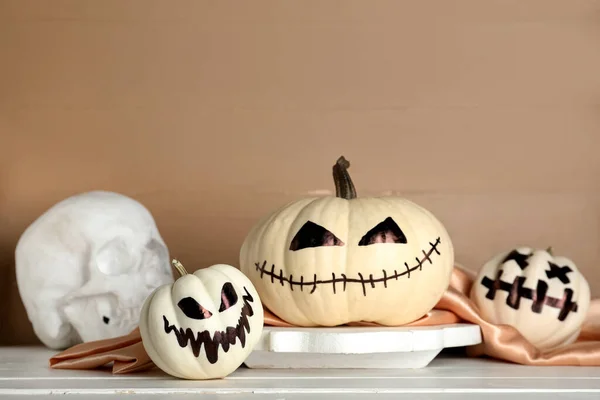 Zucche Halloween Con Facce Disegnate Tavolo Legno Chiaro — Foto Stock