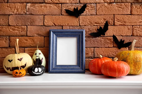 Cadre Vierge Avec Citrouilles Halloween Sur Cheminée Près Mur Briques — Photo