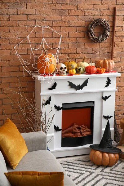 暖炉とカボチャでハロウィンのために飾られたリビングルームのインテリア — ストック写真