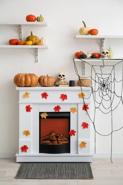 Moderner Kamin Und Regale Mit Halloween Kürbissen Zimmer — Stockfoto
