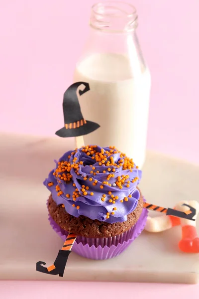 Bord Met Lekkere Halloween Cupcake Snoepjes Fles Melk Roze Achtergrond — Stockfoto