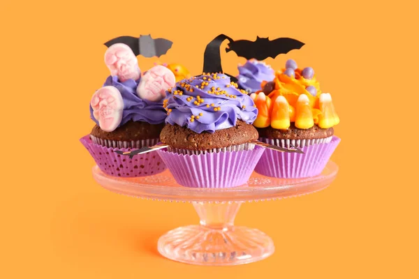 Stand Met Lekkere Halloween Cupcakes Oranje Achtergrond — Stockfoto