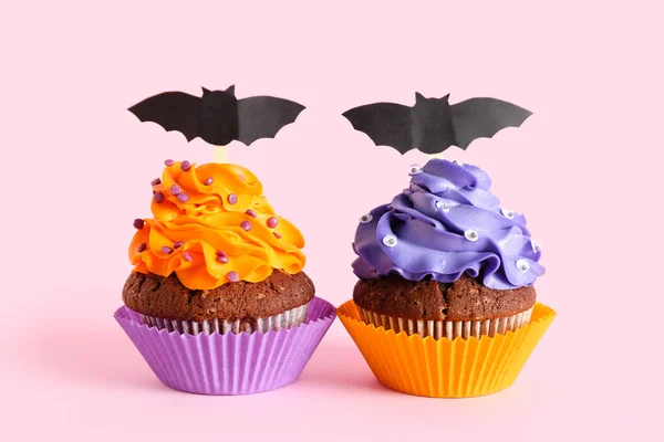 Lekkere Halloween Cupcakes Met Papieren Vleermuizen Roze Achtergrond — Stockfoto