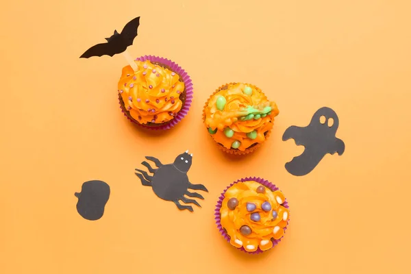 Sabrosos Cupcakes Halloween Con Decoración Papel Sobre Fondo Naranja —  Fotos de Stock