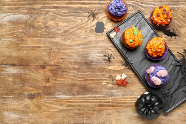Deska Halloween Babeczki Cukierki Pająki Drewnianym Tle — Zdjęcie stockowe