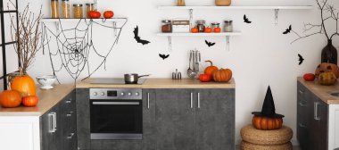 Cadılar Bayramı için balkabaklarıyla dekore edilmiş modern mutfağın içi.