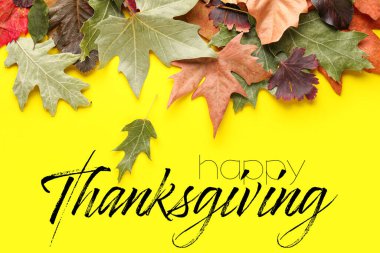 Güzel sonbahar yaprakları ve mesaj Sarı arka planda Mutlu Şükran Günleri