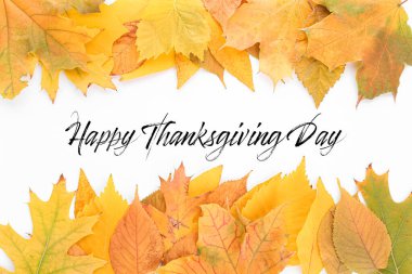 Güzel sonbahar yaprakları ve mesajlar Beyaz zemin üzerinde Mutlu Şükran Günleri