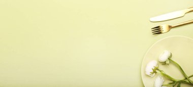 Basit tablo ayarı ve sarı arkaplan üzerinde ranunculus çiçekleri metin ve üst görünüm için boşluk